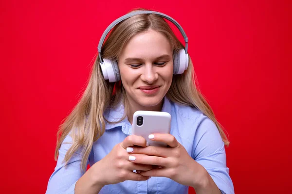 Une Jeune Femme Chemise Écoute Musique Depuis Son Téléphone — Photo