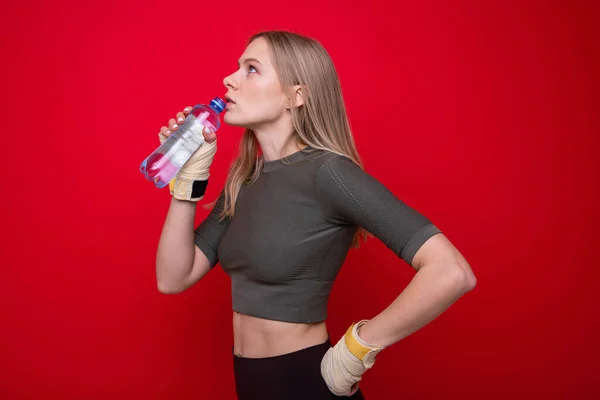 Αθλητική Γυναίκα Πυγμάχος Πίνει Νερό Κόκκινο Φόντο — Φωτογραφία Αρχείου