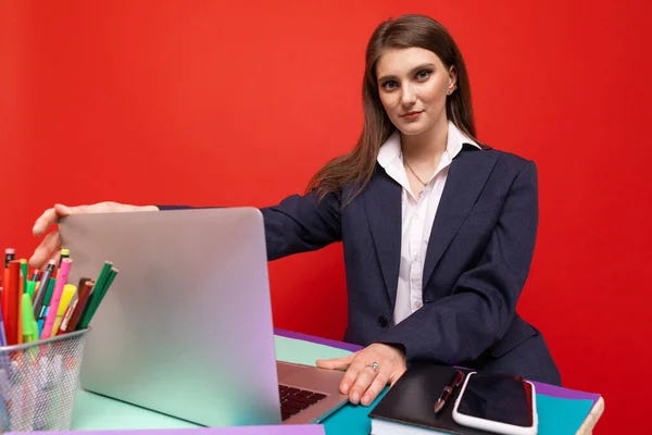 Mujer Joven Ropa Negocios Trabajando Ordenador Portátil Sobre Fondo Rojo —  Fotos de Stock