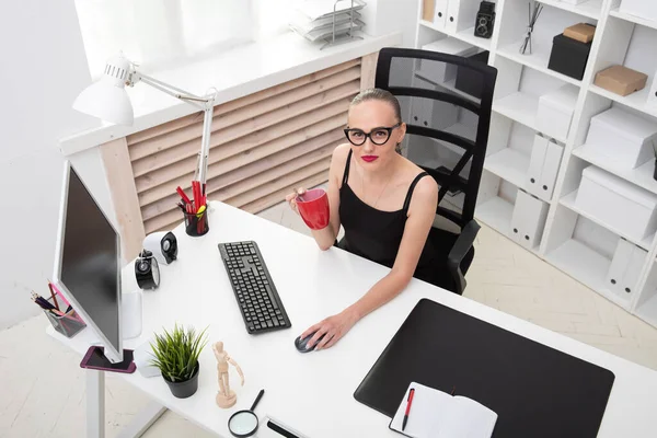 Potret Seorang Gadis Cantik Dalam Blus Hitam Yang Minum Kopi — Stok Foto