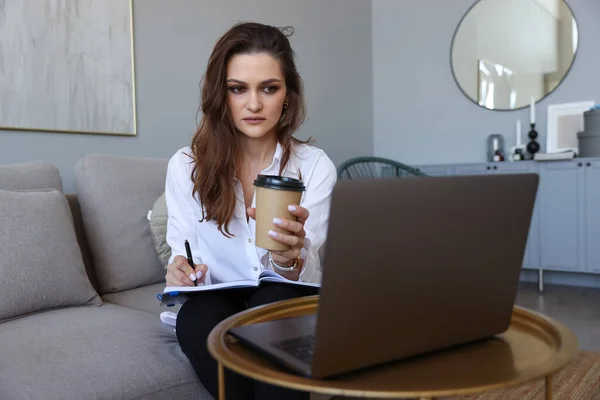 Genç Bir Kadın Kanepede Oturuyor Evde Internetten Çalışıyor — Stok fotoğraf