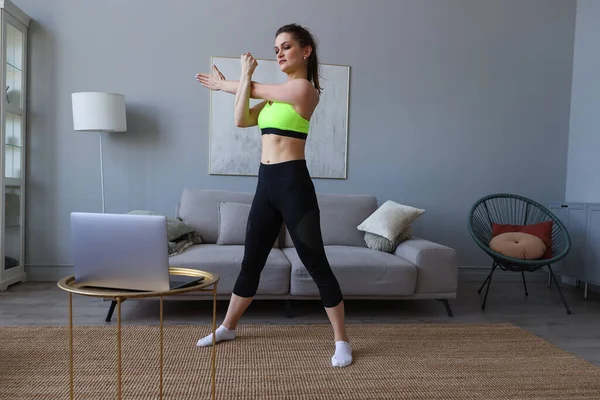 Mujer Joven Entrenar Casa Línea Con Entrenador —  Fotos de Stock