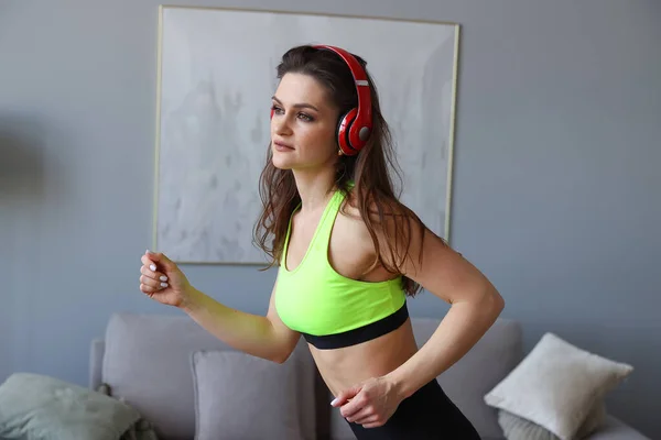 Een Jonge Vrouw Sport Luistert Thuis Naar Muziek Met Koptelefoon — Stockfoto