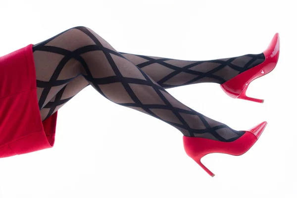 Detailní Záběr Ženské Nohy Vzorovaných Punčocháčích Červených Podpatcích — Stock fotografie