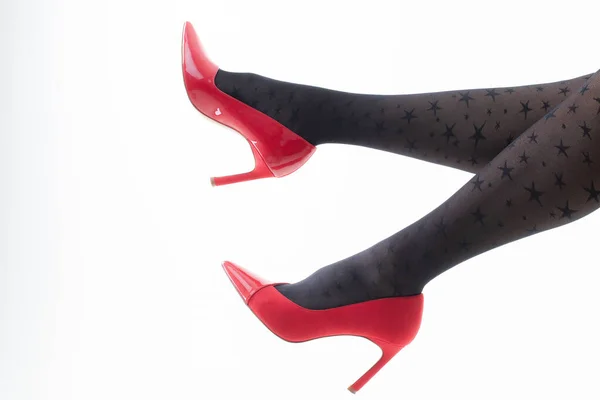 Nahaufnahme Von Frauenbeinen Gemusterten Strumpfhosen Und Roten High Heels — Stockfoto