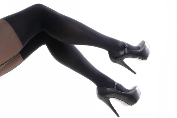 穿着黑色高跟鞋和紧身裤的女人的脚 — 图库照片