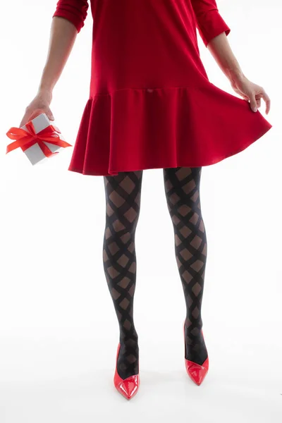 Mujer Joven Vestido Rojo Mallas Sostiene Regalo Una Caja — Foto de Stock