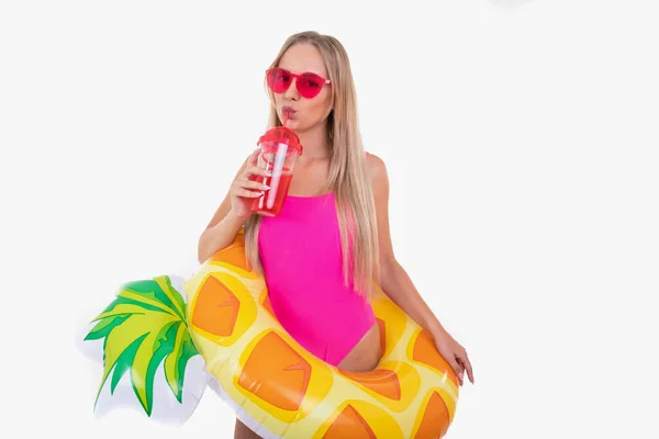 Egy Fiatal Rózsaszín Fürdőruhában Szemüvegben Felfújható Úszókört Tart Limonádét Iszik — Stock Fotó