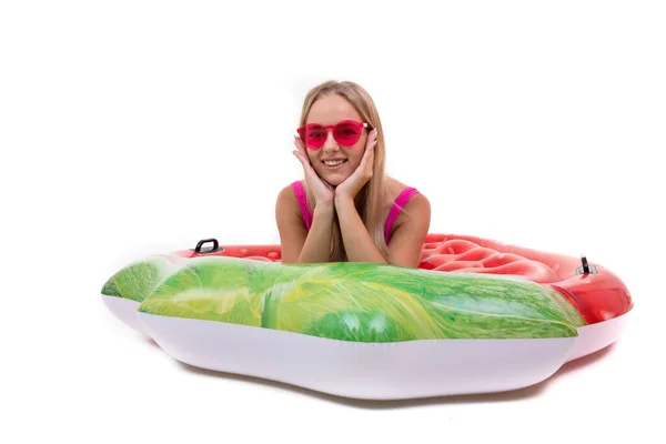 Uśmiechnięta Młoda Kobieta Różowym Stroju Kąpielowym Leży Nadmuchiwanym Kręgu Pływackim — Zdjęcie stockowe