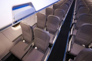 Uçağın içi yolcu olmadan deri kaplı.