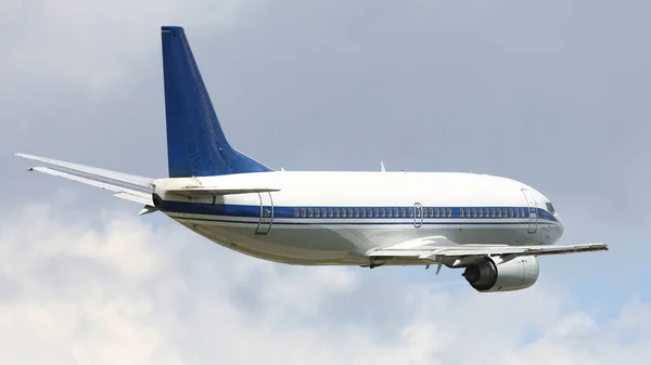 Samolot Pasażerski Lecący Pochmurnym Niebie — Zdjęcie stockowe
