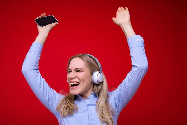 Jeune Femme Dansant Sur Musique Son Téléphone — Photo