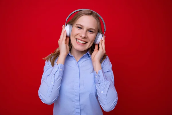 Une Jeune Femme Écoute Musique Avec Des Écouteurs — Photo