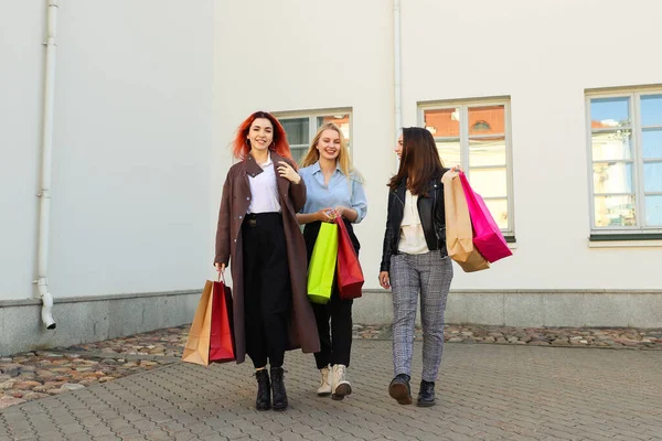 Τρεις Χαρούμενες Νεαρές Γυναίκες Τσάντες Για Ψώνια — Φωτογραφία Αρχείου