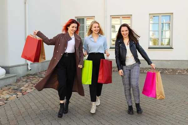 Τρεις Νεαρές Γυναίκες Πολύχρωμες Τσάντες Περπατούν Μετά Ψώνια — Φωτογραφία Αρχείου