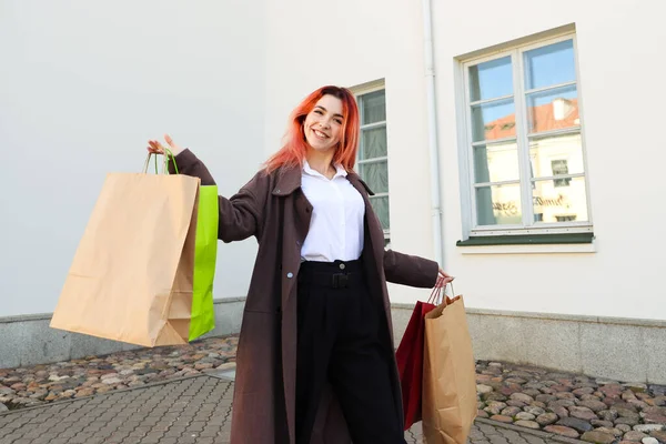Πορτρέτο Μιας Νεαρής Γυναίκας Κόκκινα Μαλλιά Κρατώντας Τσάντες Μετά Ψώνια — Φωτογραφία Αρχείου