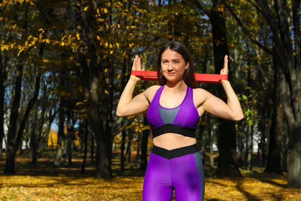 Nahaufnahme Eines Sportlichen Mädchens Bei Übungen Mit Einem Fitness Gummiband — Stockfoto