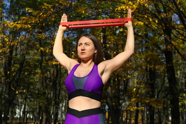 Sportliches Mädchen Macht Übungen Mit Einem Fitness Gummiband Park — Stockfoto