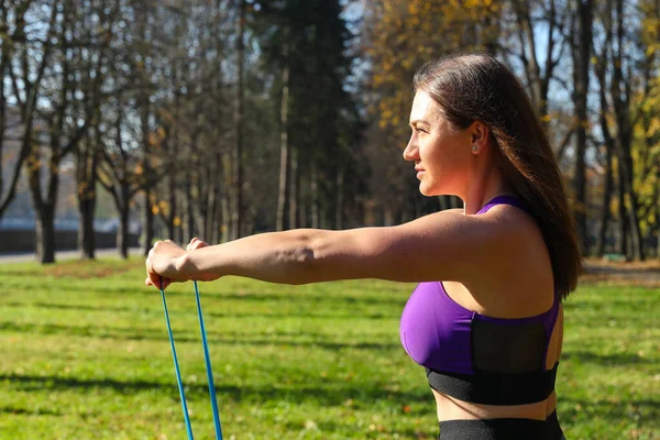Nahaufnahme Eines Sportlichen Mädchens Bei Übungen Mit Einem Fitness Gummiband — Stockfoto