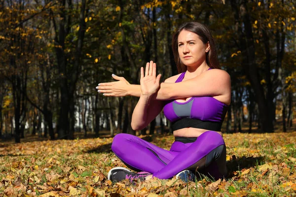 Kız Parkta Sporla Meşguldür Eğitimden Önce Isınma — Stok fotoğraf