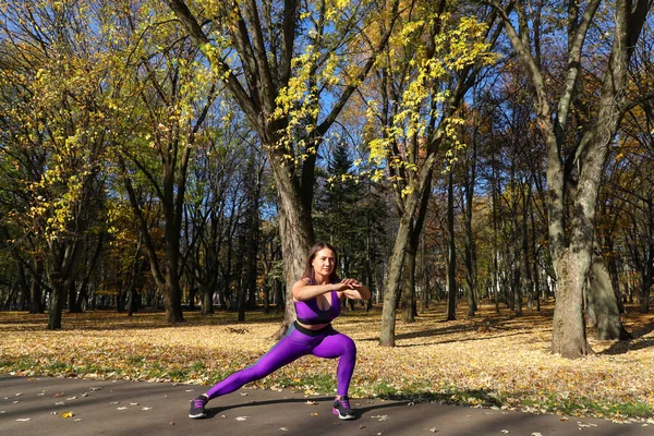 Ein Mädchen Trainingsanzug Wärmt Sich Park Auf Bevor Losläuft Bewegung — Stockfoto