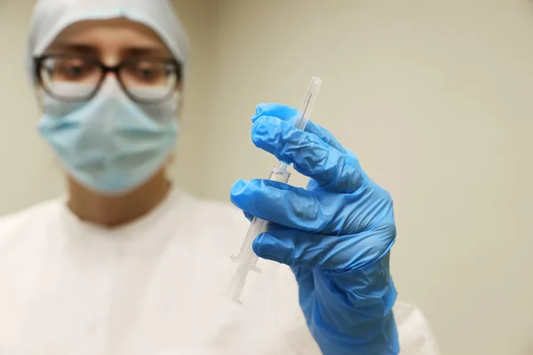 Una Enfermera Sostiene Una Jeringa Con Una Vacuna Las Manos — Foto de Stock