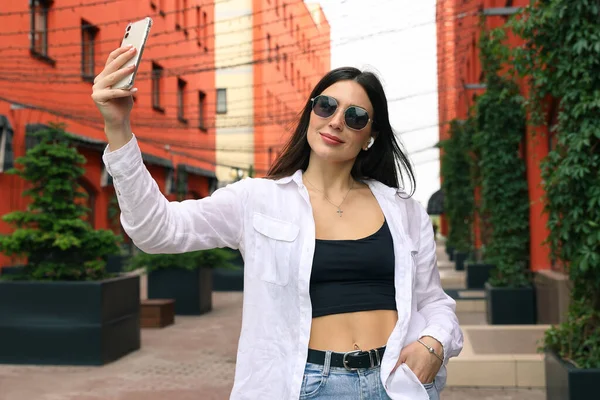 Porträtt Ung Kvinna Vit Skjorta Som Tar Selfie Gatan — Stockfoto