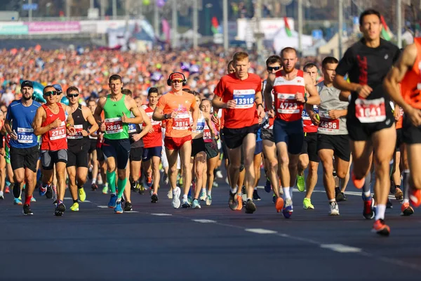 Minsk Belarus Eylül 2021 Nsanlar Şehrin Sokaklarında Yarı Maratona Katılıyor — Stok fotoğraf