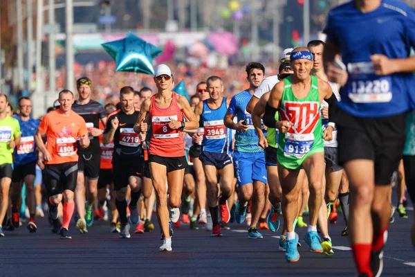 Minsk Belarus Eylül 2021 Nsanlar Şehrin Sokaklarında Yarı Maratona Katılıyor — Stok fotoğraf