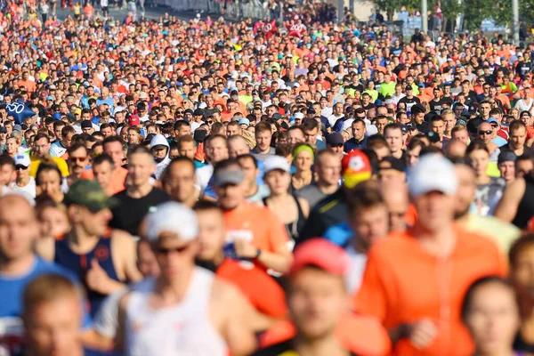 Minsk Belarus Eylül 2021 Nsanlar Şehrin Sokaklarında Yarı Maratona Katılıyor — Stok fotoğraf