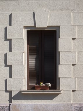 pencere kapalı panjurlar ile
