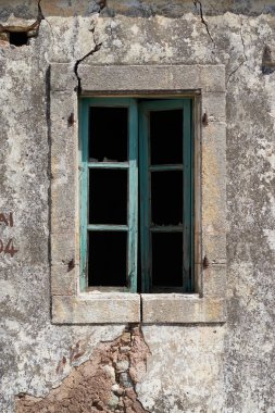  Eski pencere kapalı