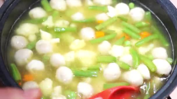 Vegetable soup with ravioli — Stock Video
