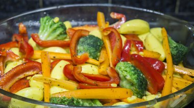 Taze sebze yağı ile biber serpilir