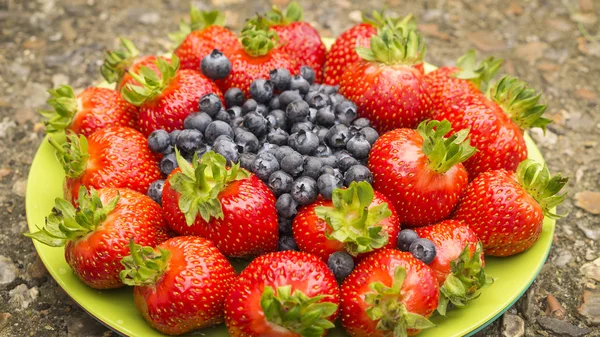 Fragola e mirtillo — Foto Stock