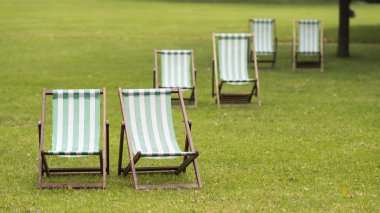 Parkta uygun sandalye