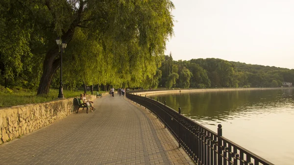 Une promenade en soirée le long de la promenade — Photo