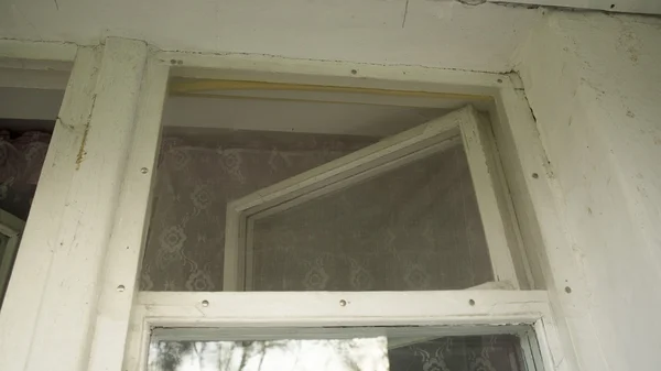 Мережа комарів на старому вікні — стокове фото