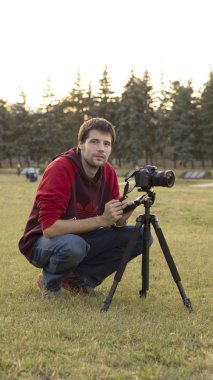 bir tripod ile profesyonel bir fotoğrafçı