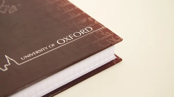 Inskriptionen på boken "universitetar av oxford" — Stockfoto