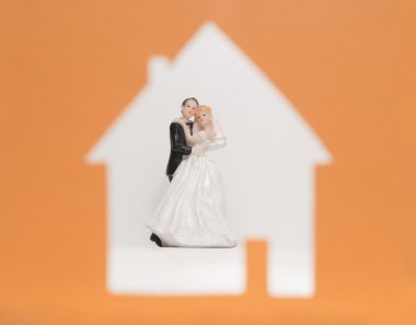 Karton evin arka planda sadece evli çift