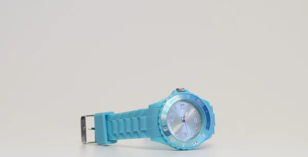 Modré hodinky na bílém pozadí — Stock fotografie