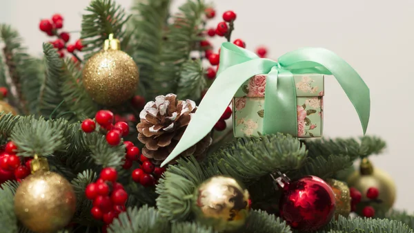 Renkli toplar ve bir hediye ile bir kutu ile Noel ağacı
