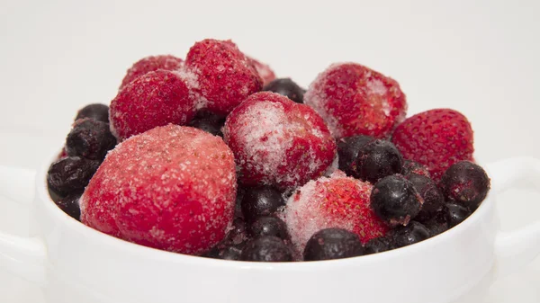 Fruta congelada en un tazón — Foto de Stock