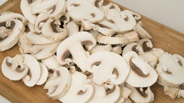 Cogumelos em fatias brutas — Fotografia de Stock