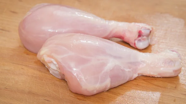 İki ham soyulmuş tavuk budu