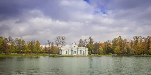 Pueblo real, ciudad de Pushkin, parque de Catalina, pabellón "Gruta " —  Fotos de Stock