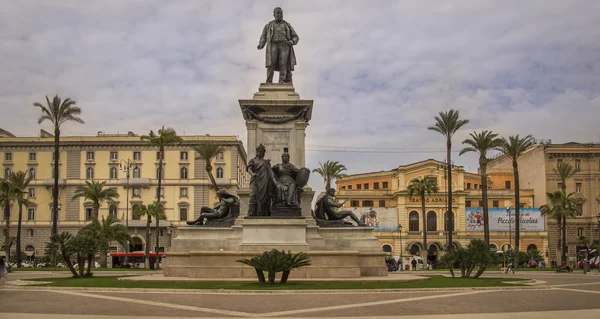 O monumento de Camillo Cavour primeiro-ministro da Itália na Piazza Cavour em Roma, Itália — Fotografia de Stock