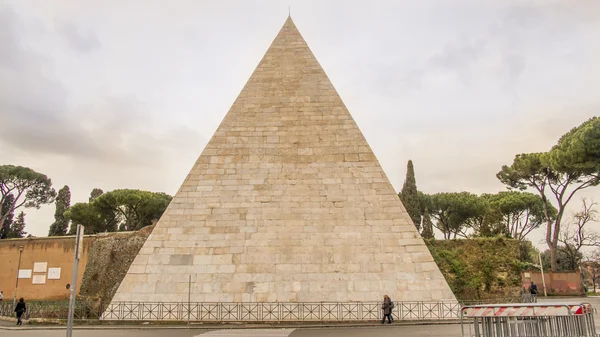 Pyramida Cestius v Římě — Stock fotografie