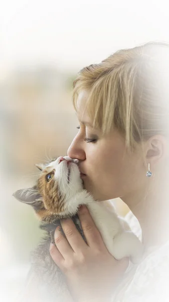 Kitty genç sarışın kız öpücük